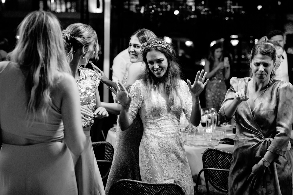 Foto de una boda en la Farinera de Sant Lluis en blanco y negro 00729