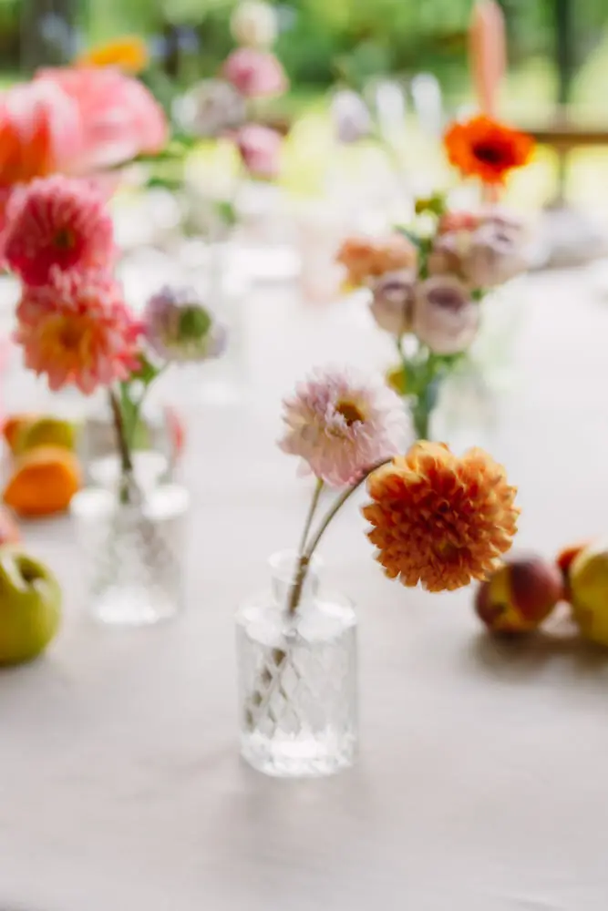 Foto de una decoración de una mesa en una boda