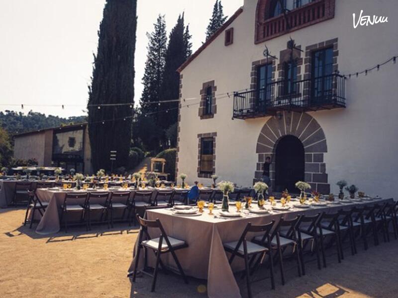 14 masías para bodas en Barcelona 12 Foto de Sant Pere de Clarà, masía para bodas cerca de Barcelona modernista con vistas al valle y espacios para eventos elegantes.