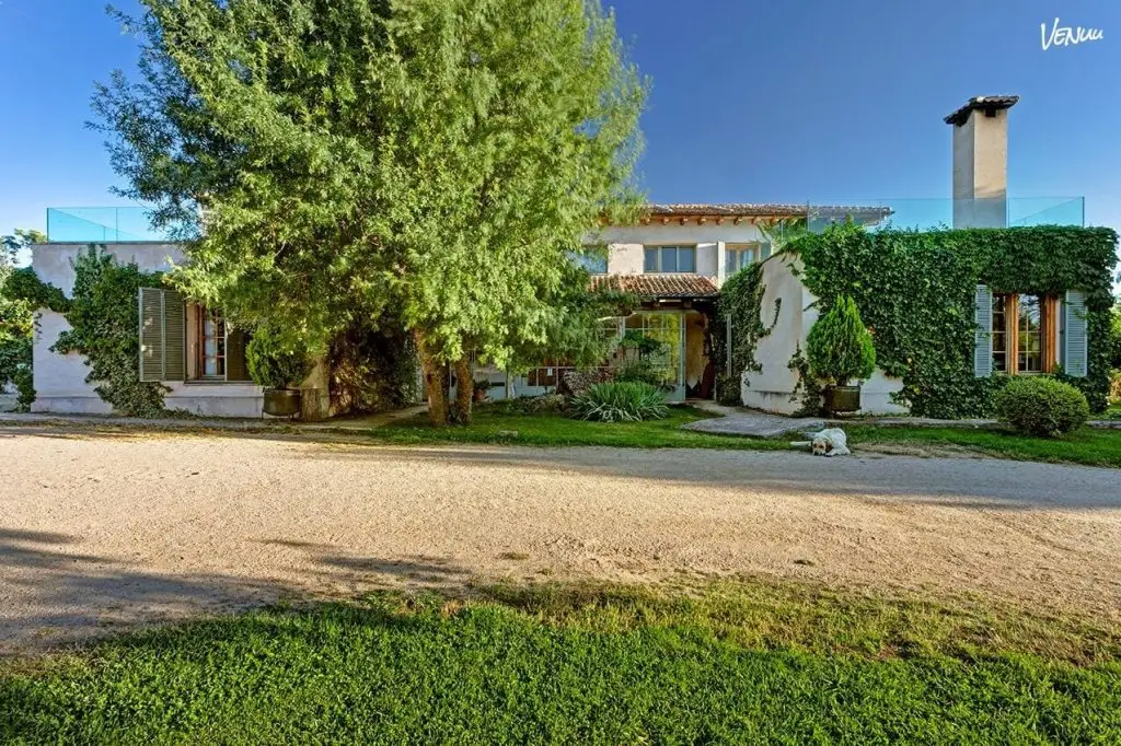 8 fincas de lujo para bodas en Madrid 4 Foto de Hotel Fuente Techada, finca boutique en la Sierra de Guadarrama con laguna, vistas y encanto rural.
