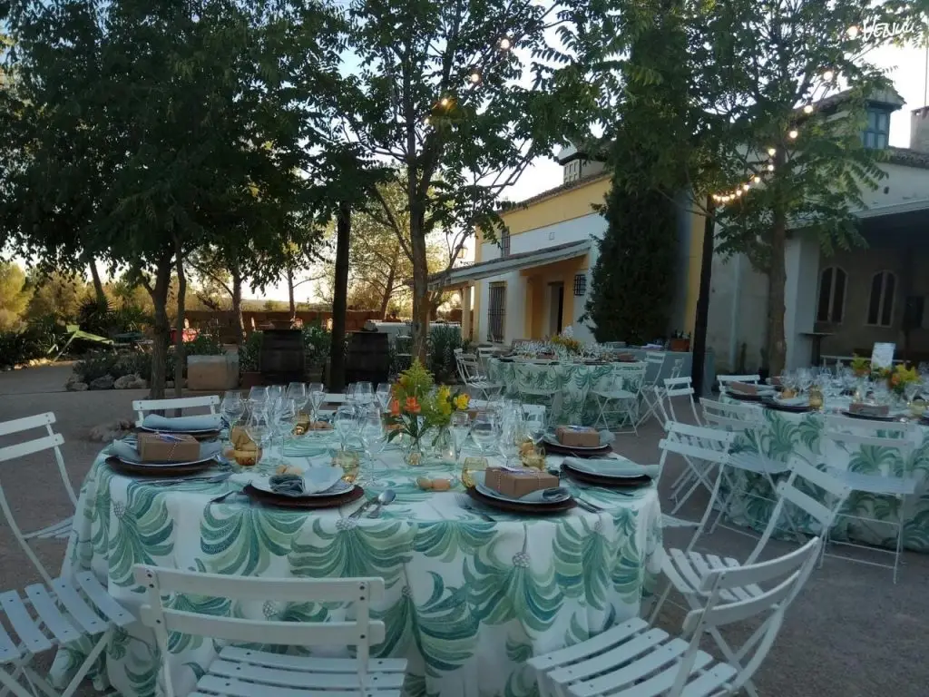 8 fincas de lujo para bodas en Madrid 7 Foto de Hacienda Campo y Olivo, finca boho chic con olivos y vistas a la Vega del Tajuña ideal para bodas con encanto.