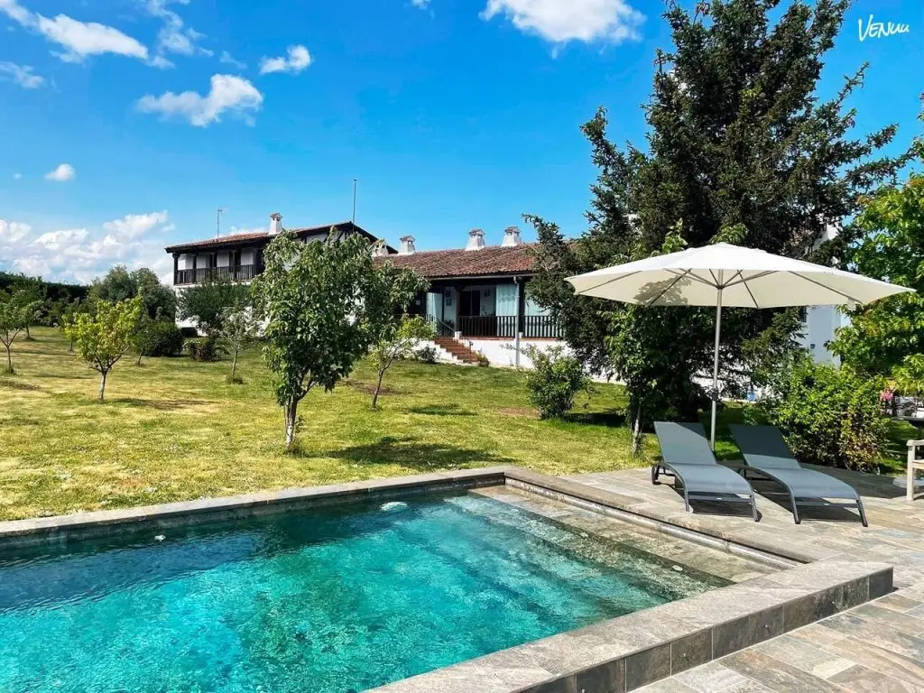 8 fincas de lujo para bodas en Madrid 8 Foto de unas fincas para bodas Madrid Casón de la Pinilla, hotel rural en Segovia con jardín, alojamiento y vistas a la sierra para bodas íntimas.