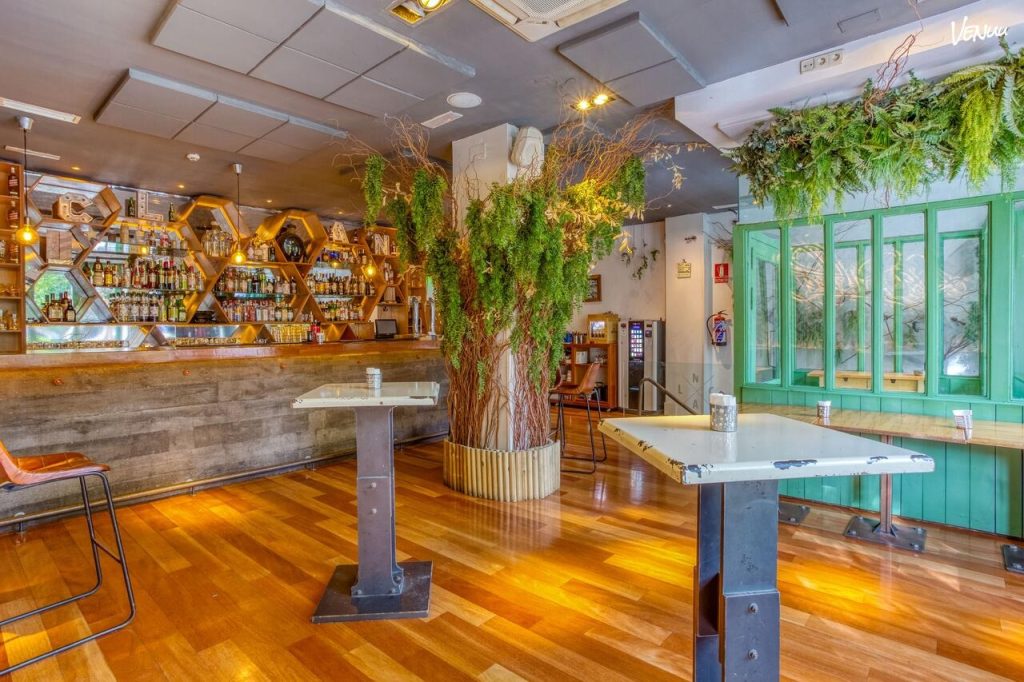 Sitios para celebrar comuniones en Madrid 5 Foto de Restaurante La Pilla de Almagro, salón acogedor y moderno en Chamberí para comuniones con personalidad.
