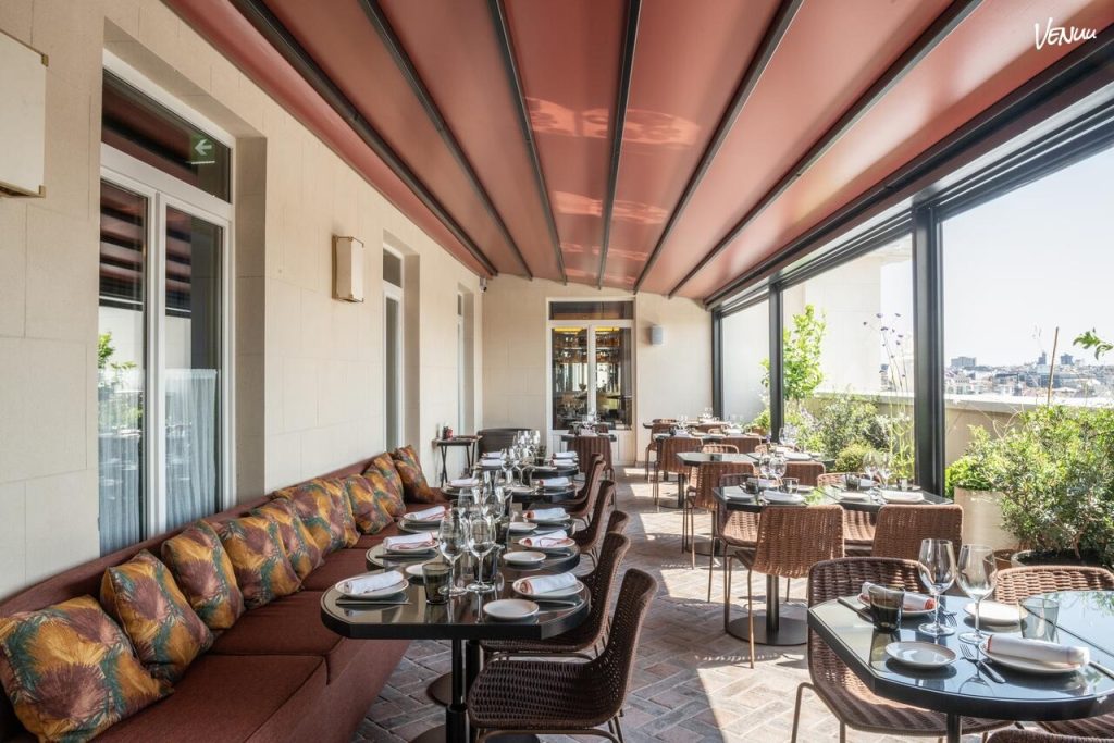 Sitios para celebrar comuniones en Madrid 8 Foto de Terraza Sol del Hotel Montera, espacio en altura con vistas a Madrid para comuniones elegantes y originales.