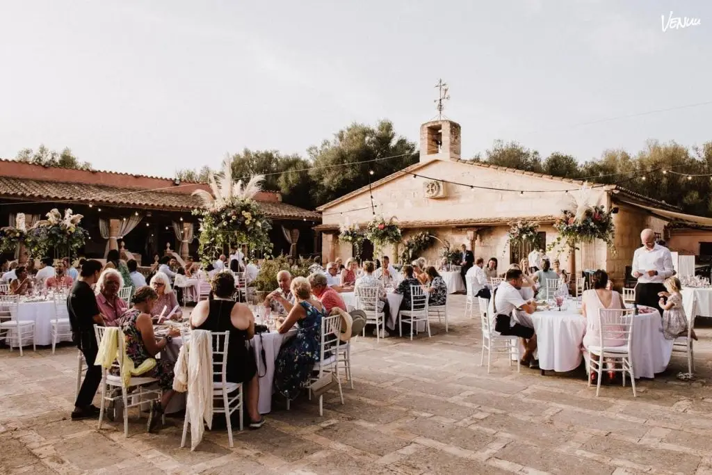 Lugares para bodas en Mallorca: 7 espacios íntimos 2 Foto de Plaza de la Capilla en Es Revellar Art Resort, espacio al aire libre con arte y naturaleza para bodas elegantes en Mallorca.
