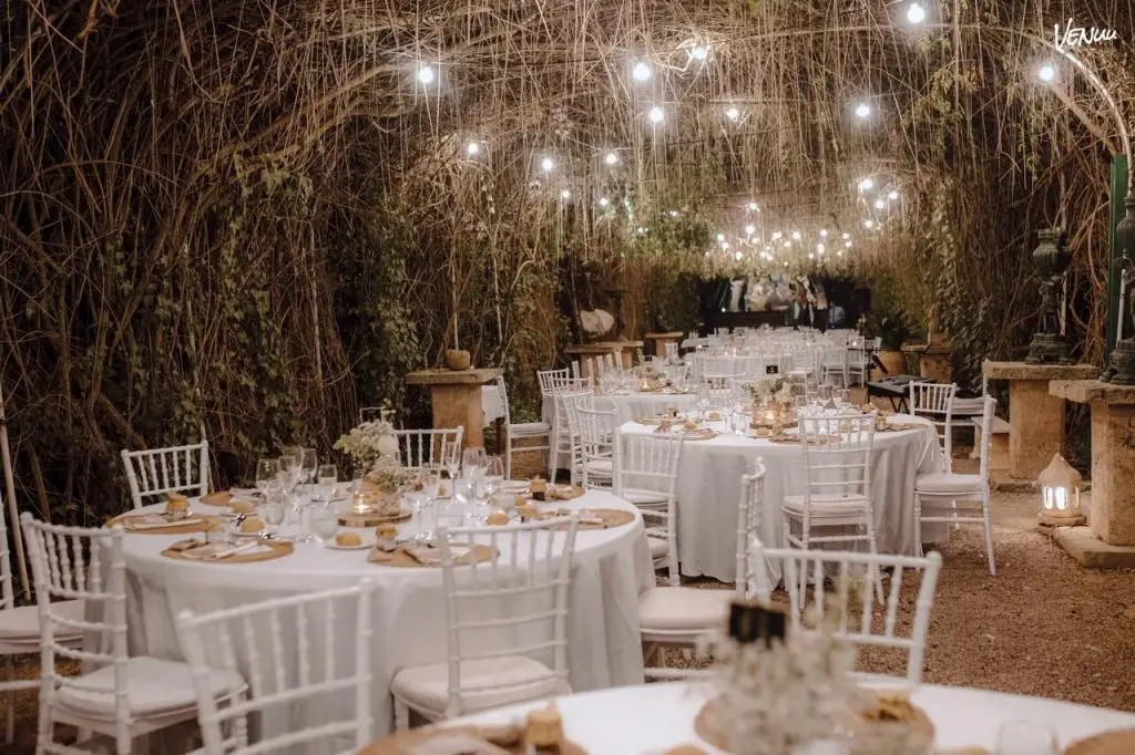 Lugares para bodas en Mallorca: 7 espacios íntimos 4 Foto de Pérgola de Es Revellar Art Resort, espacio con vegetación y esculturas para bodas íntimas en Mallorca.