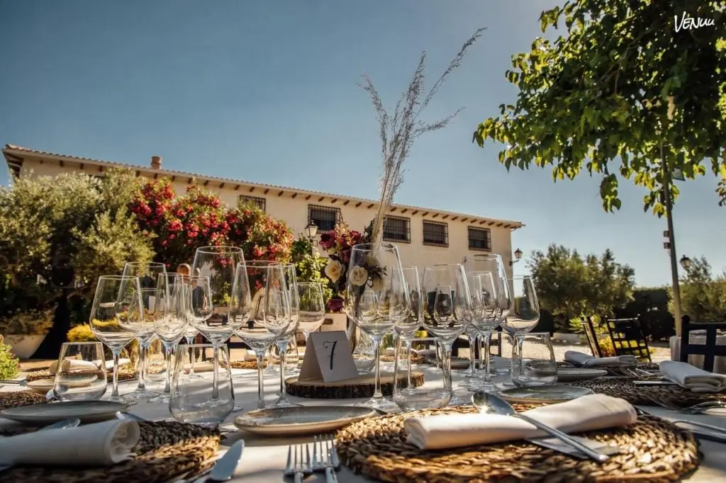 8 fincas de lujo para bodas en Madrid 6 Foto de Finca La Dehesilla en El Molar, finca amplia con jardines, salón para 400 personas y alojamiento rural.