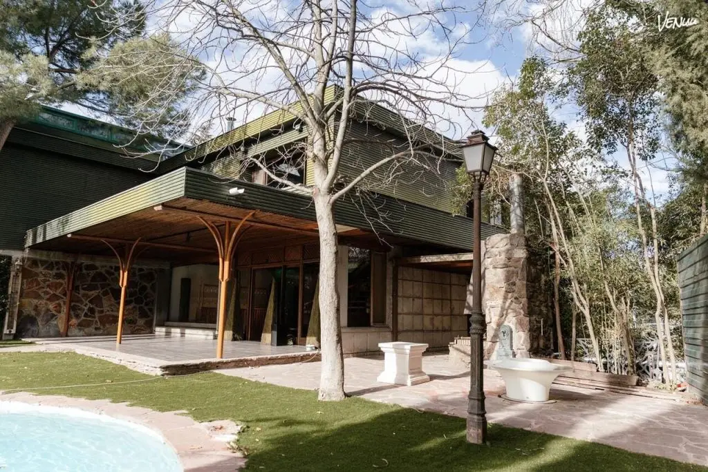 8 fincas de lujo para bodas en Madrid 3 Foto de Espacio La Moraleja, finca moderna en Alcobendas con salón interior y jardín para bodas con estilo.