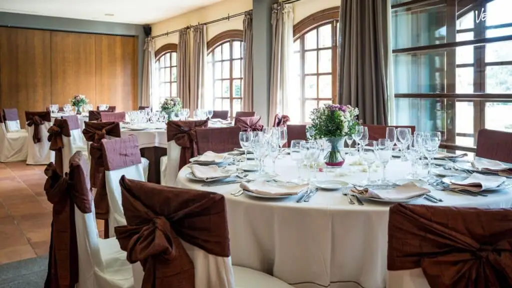 11 espacios de banquetes para bodas elegantes 8 Descubre 11 lugares ideales para banquetes de bodas con encanto. ¡Reserva el espacio perfecto para tu celebración!