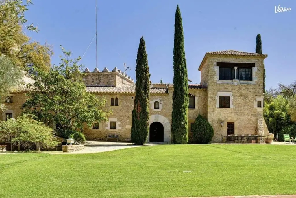 Foto de Mas Françó, casa rural en Argençola rodeada de naturaleza ideal para bodas y celebraciones al aire libre.