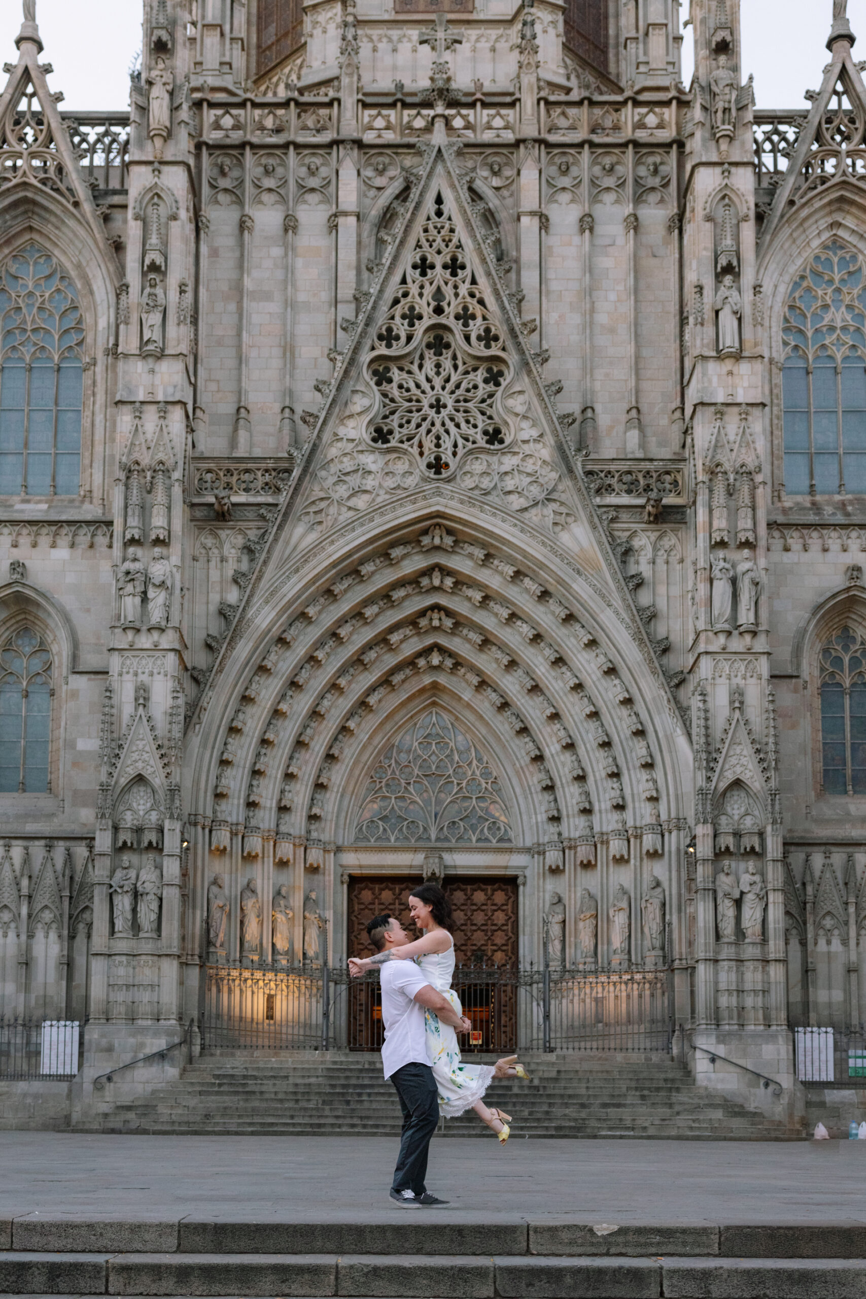 a couple with a Barcelona engagement photographer doing a photoshoot