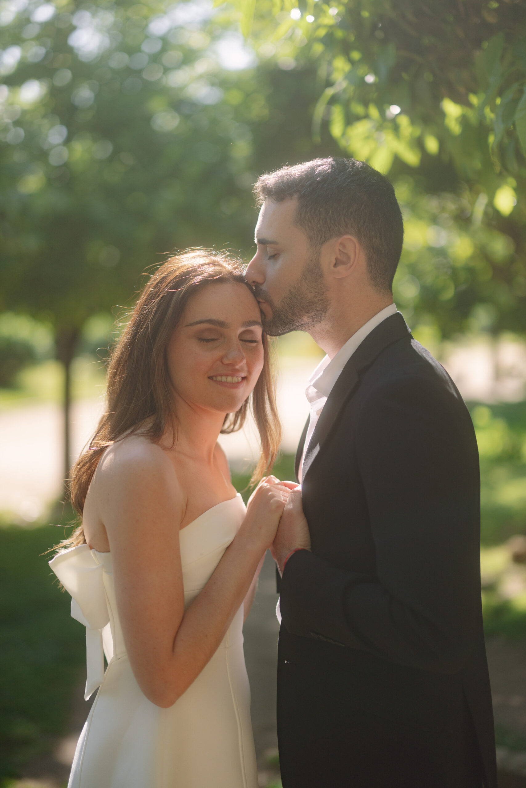 a couple with a Barcelona engagement photographer doing a photoshoot
