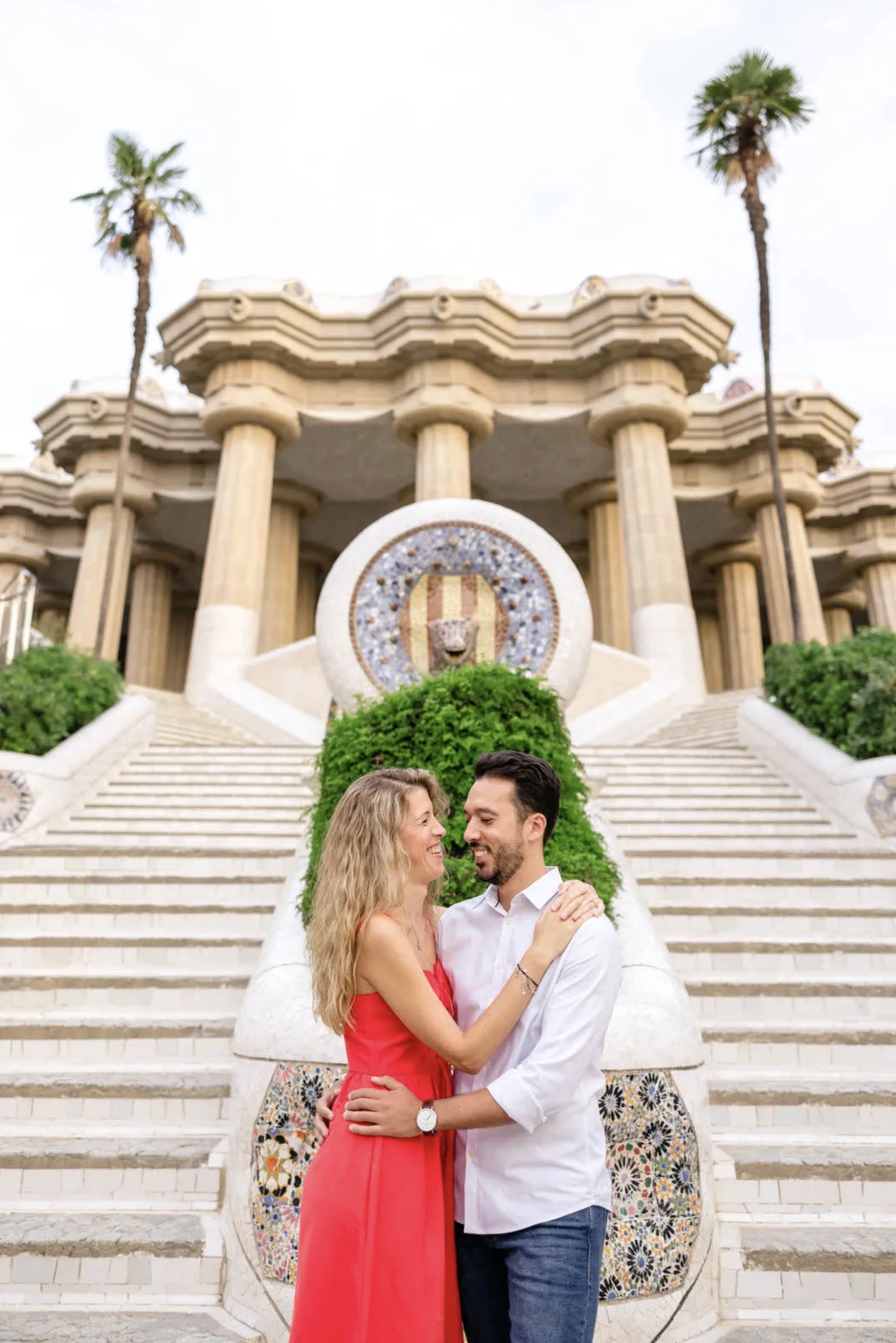 a couple with a Barcelona engagement photographer doing a photoshoot