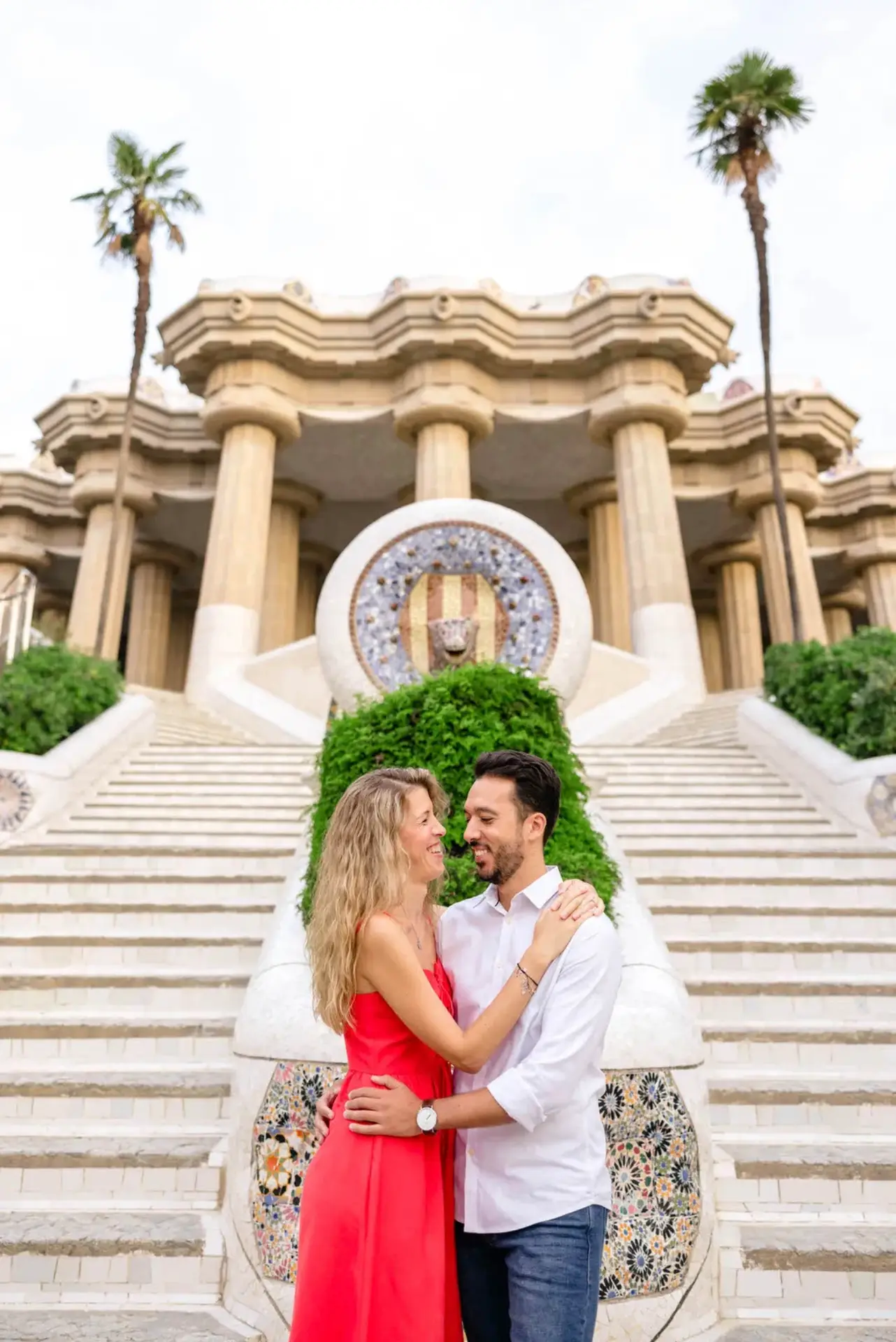 a couple with a Barcelona engagement photographer doing a photoshoot