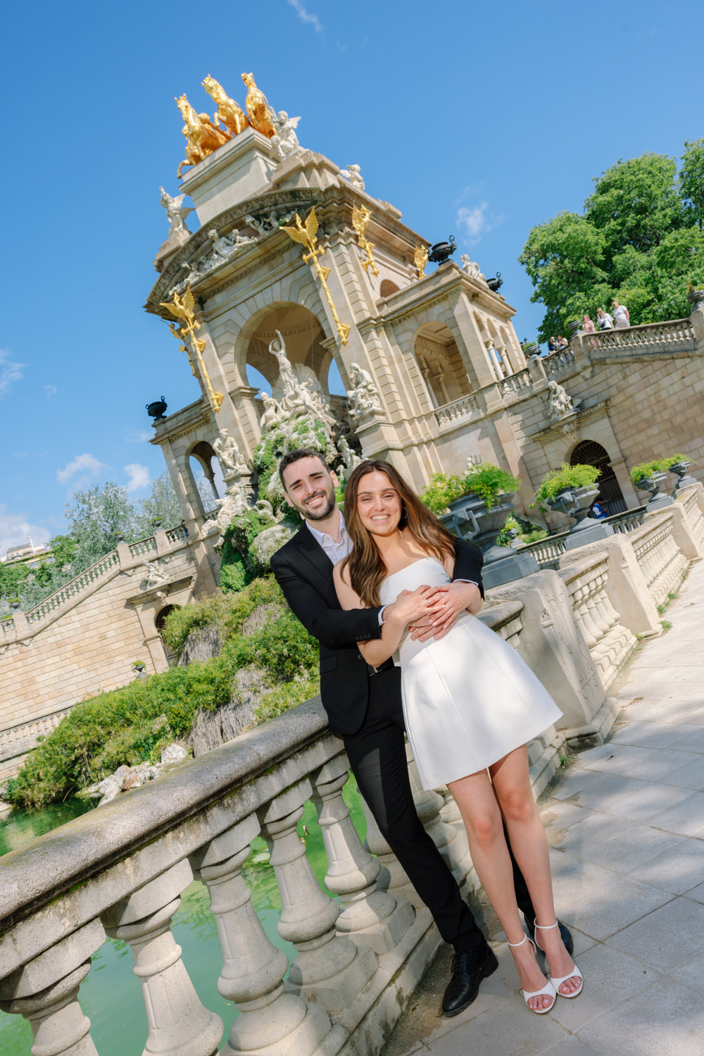 a couple with a Barcelona engagement photographer doing a photoshoot
