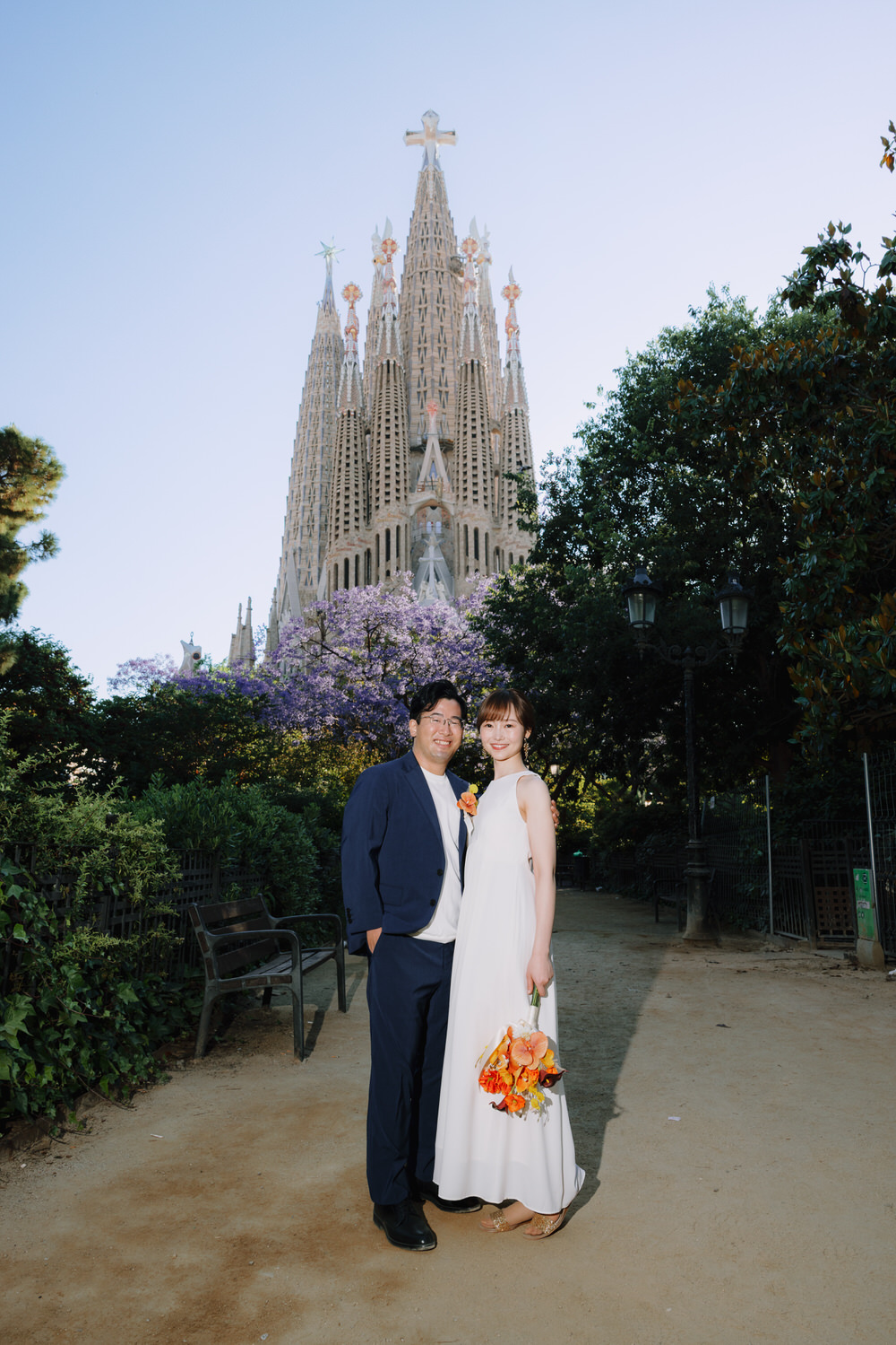 a couple with a Barcelona engagement photographer doing a photoshoot