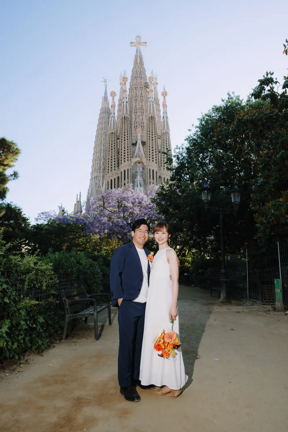 a couple with a Barcelona engagement photographer doing a photoshoot