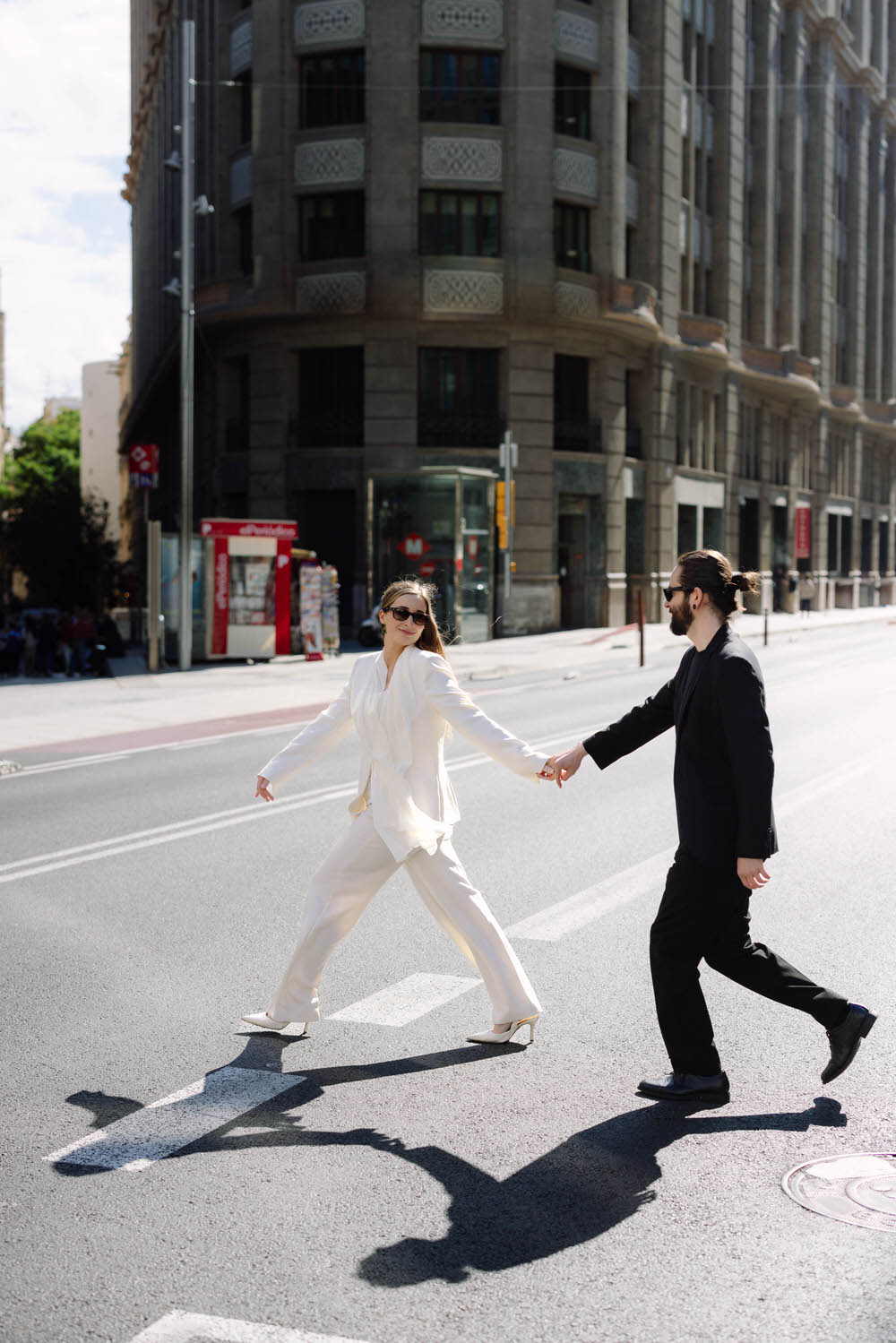 a couple with a Barcelona engagement photographer doing a photoshoot