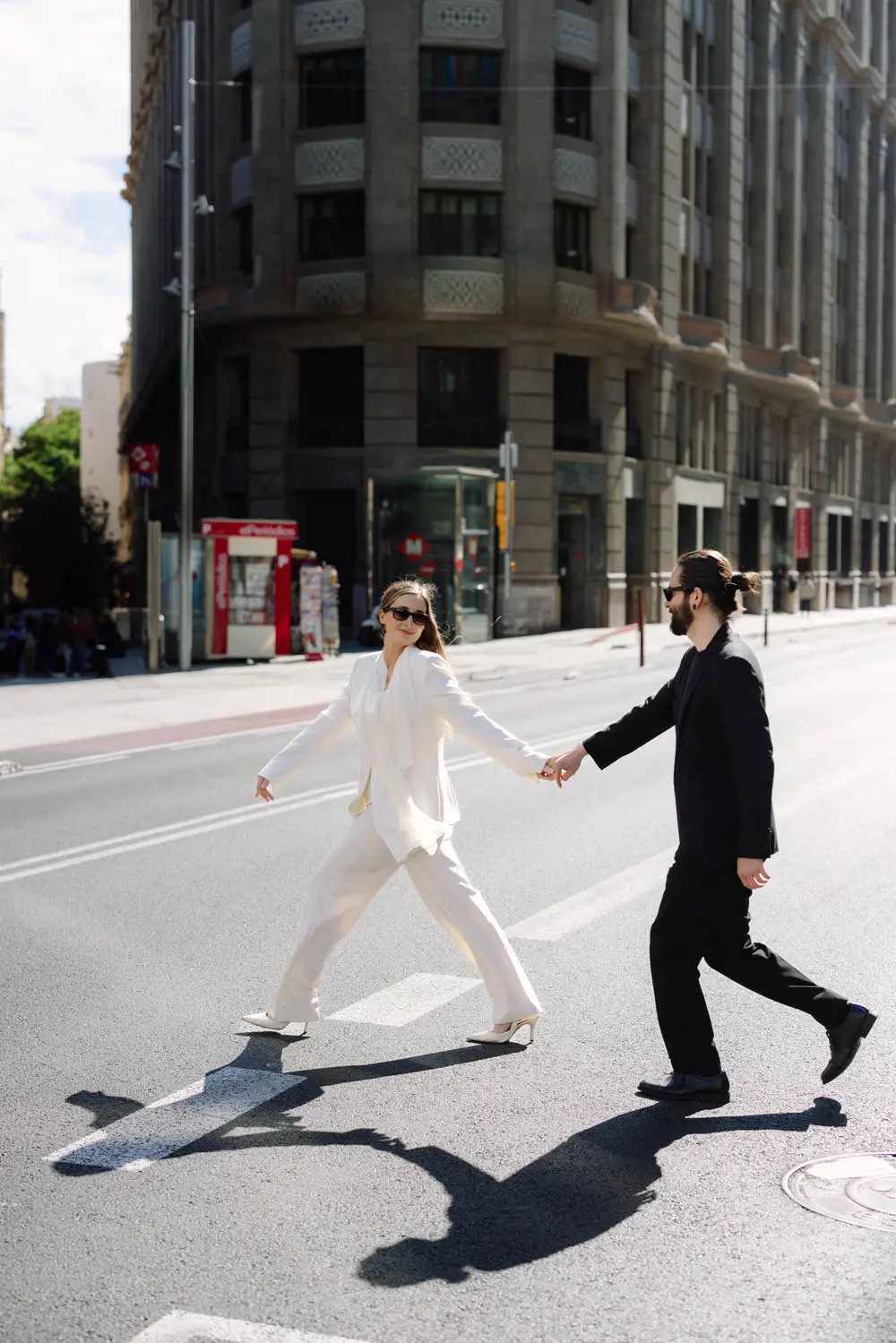 a couple with a Barcelona engagement photographer doing a photoshoot