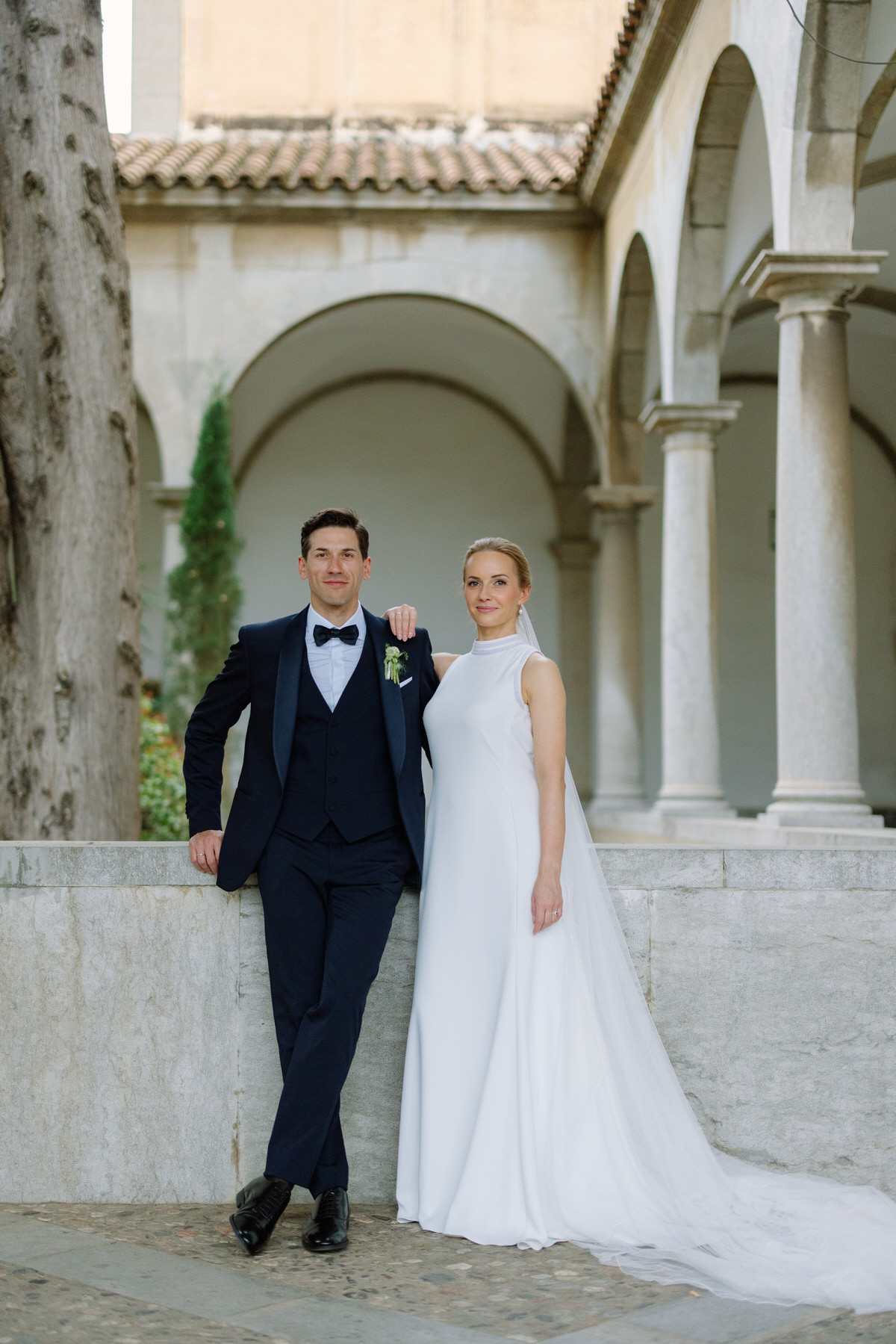 novios en la iglesia reina maria de pedralbes