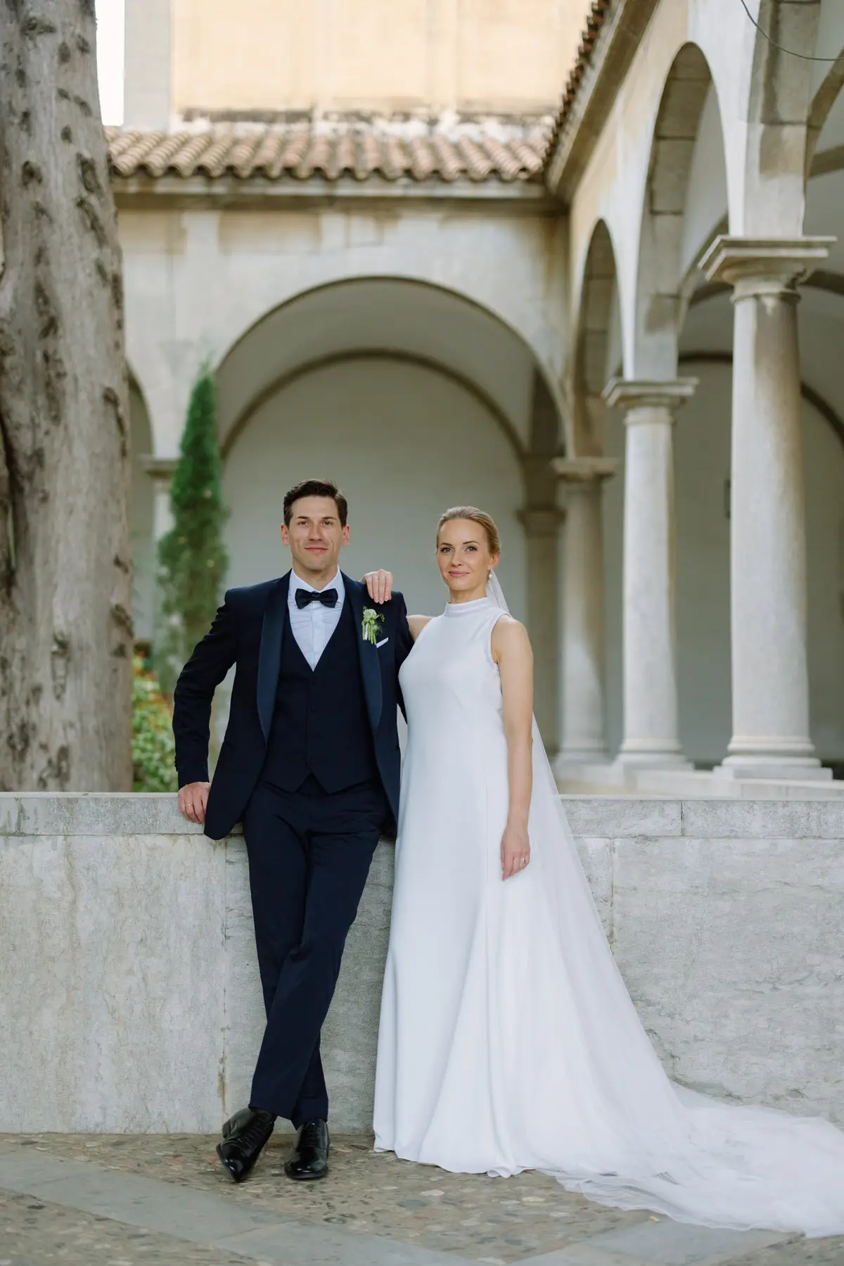 novios en la iglesia reina maria de pedralbes