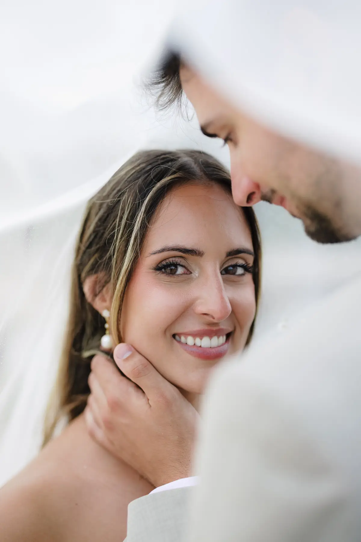 Retrato de una novia sonriendo a su pareja en L’Ametlla de Mar
