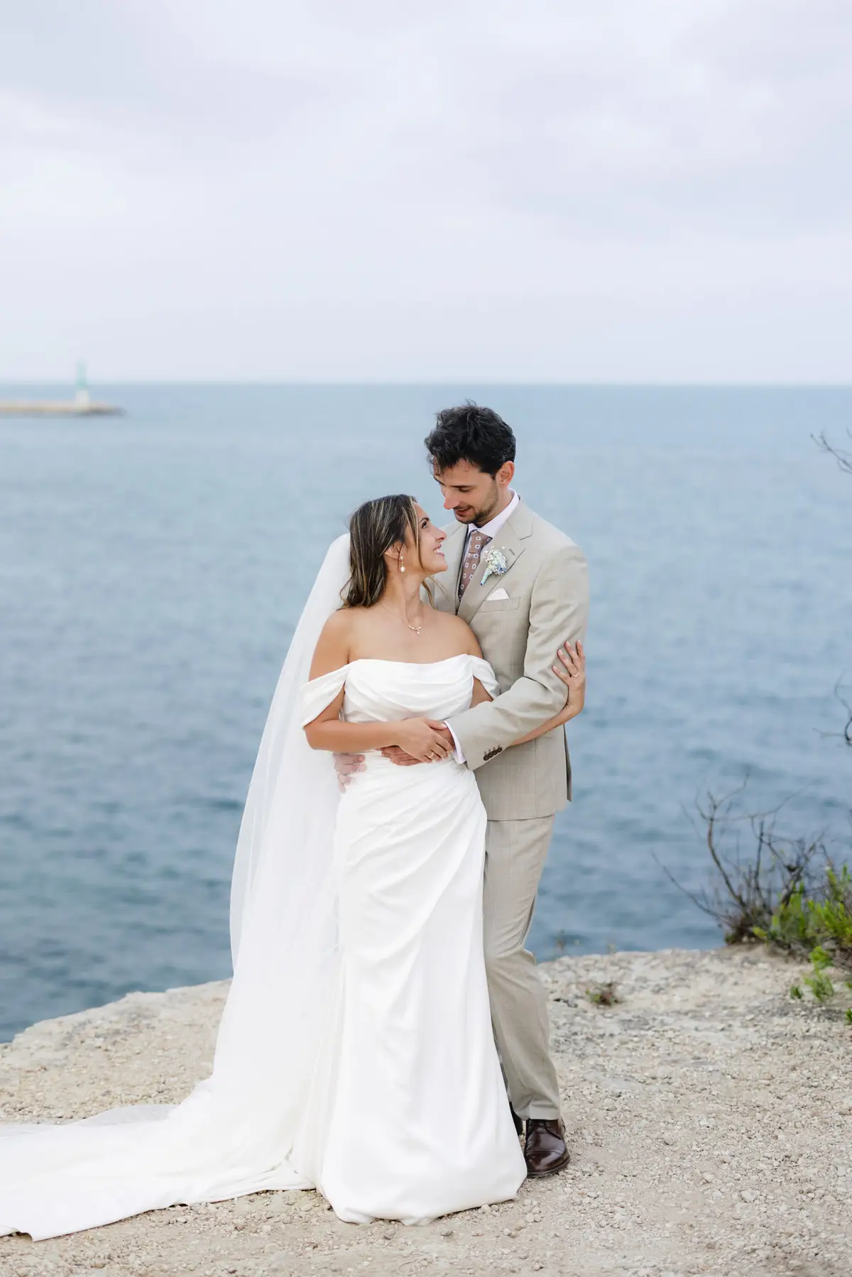 Novios junto al Mediterráneo en una sesión del portfolio de L’Ametlla de Mar