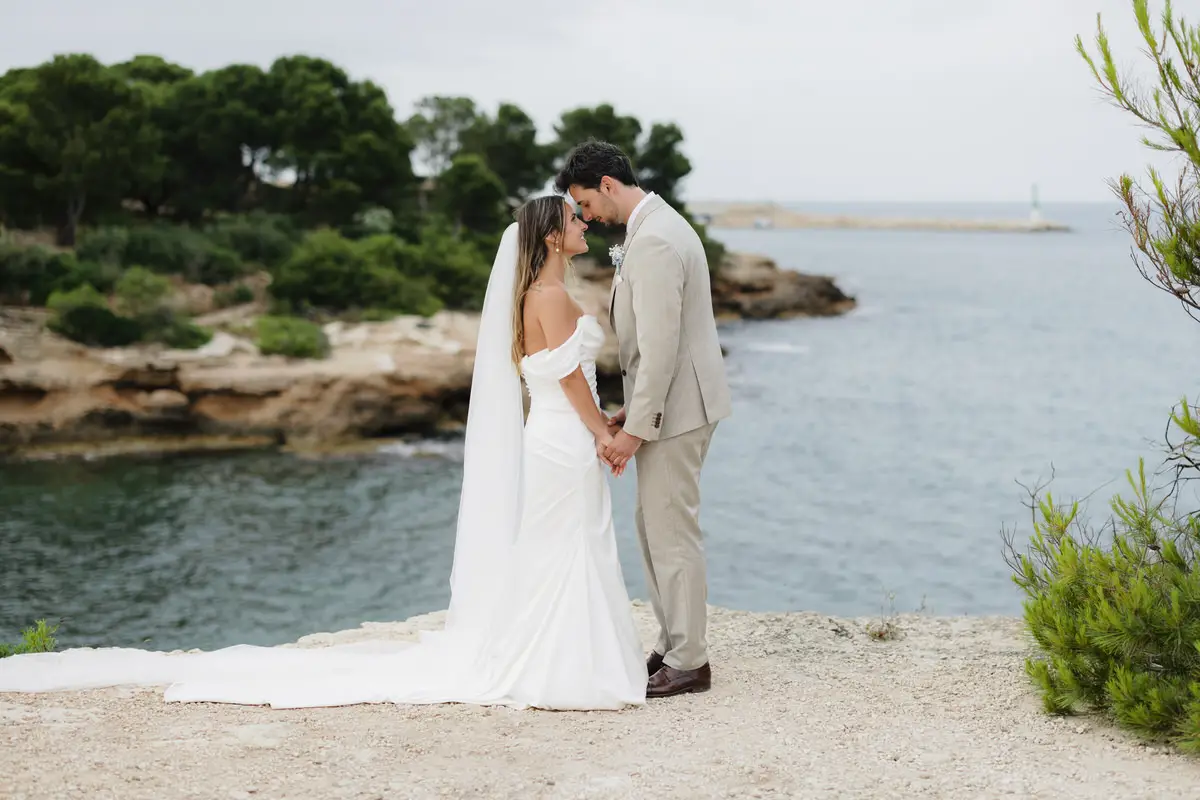 Novios junto al mar en un reportaje de Sunnydays en L’Ametlla de Mar