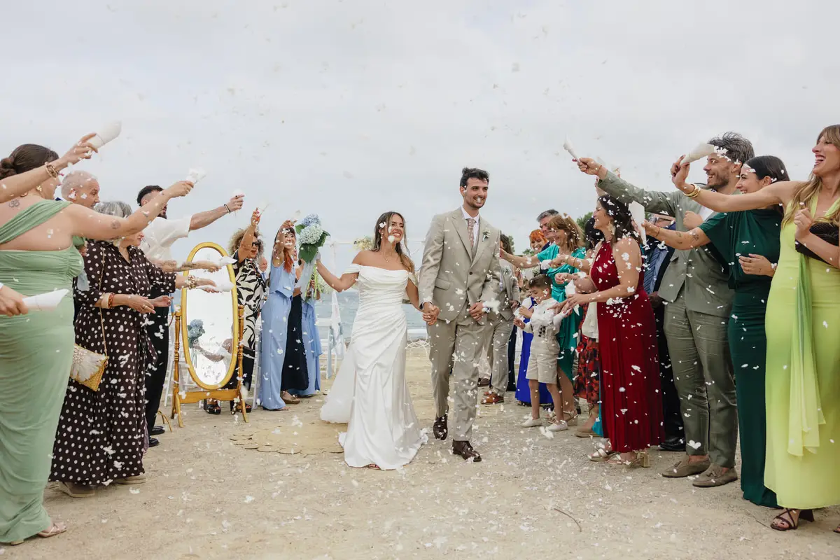 Celebración de los invitados tras una ceremonia en L’Ametlla de Mar