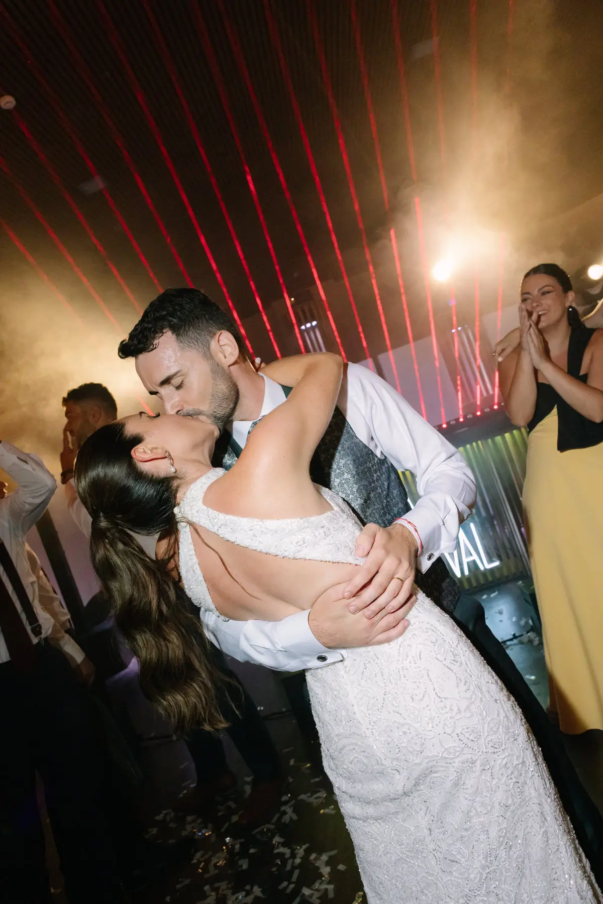 Novios bailando en una boda fotografiada por Sunnydays en Hotel Villa Retiro, Xerta