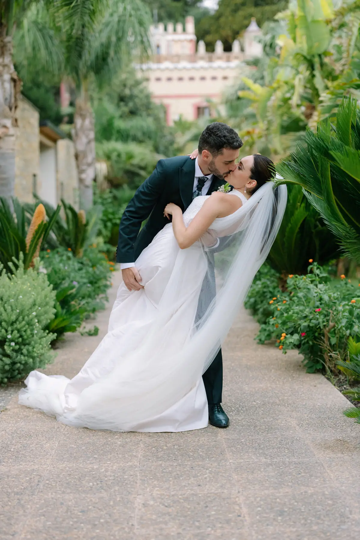 Novios entre la vegetación de Hotel Villa Retiro, Xerta