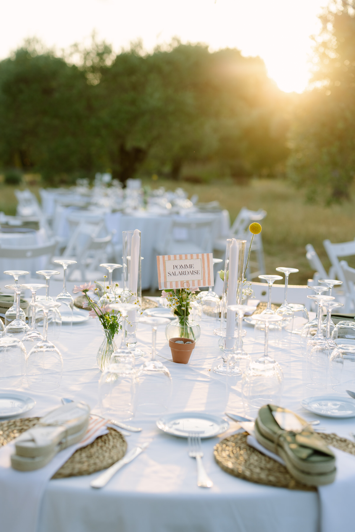 Mesas de una boda al atardecer en Mas Terrats