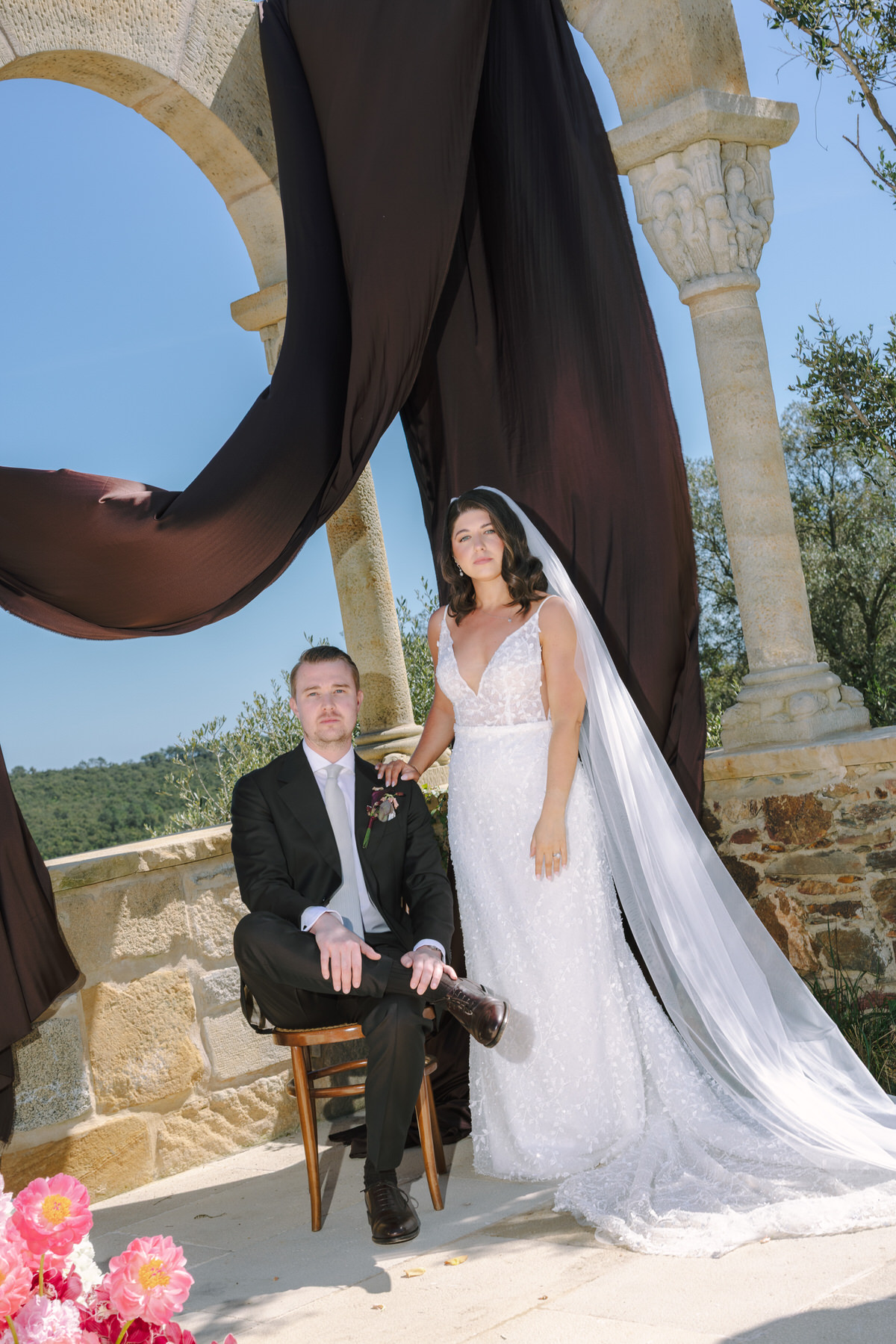 pareja de novios en una boda en Mas Torroella