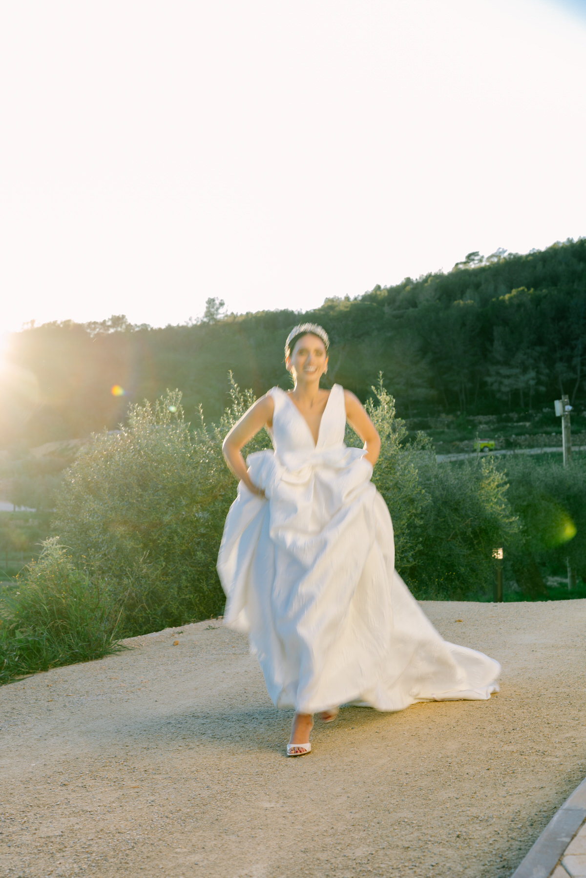 novia corriendo en una sesión de fotografías de boda en Masia Cabellut