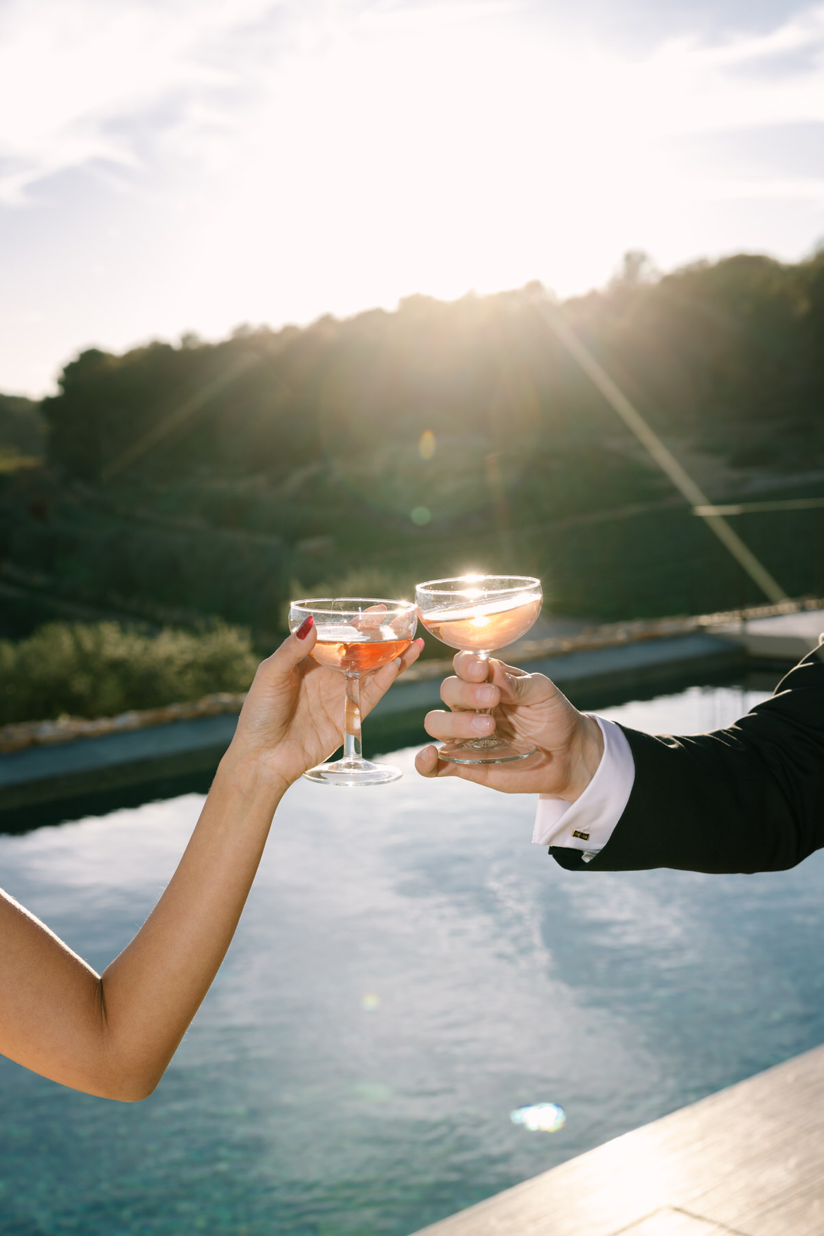 novios brindando con cava en Masia Cabellut