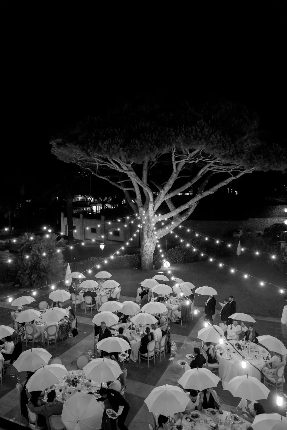 Cena de boda iluminada por guirnaldas en Hostal de La Gavina