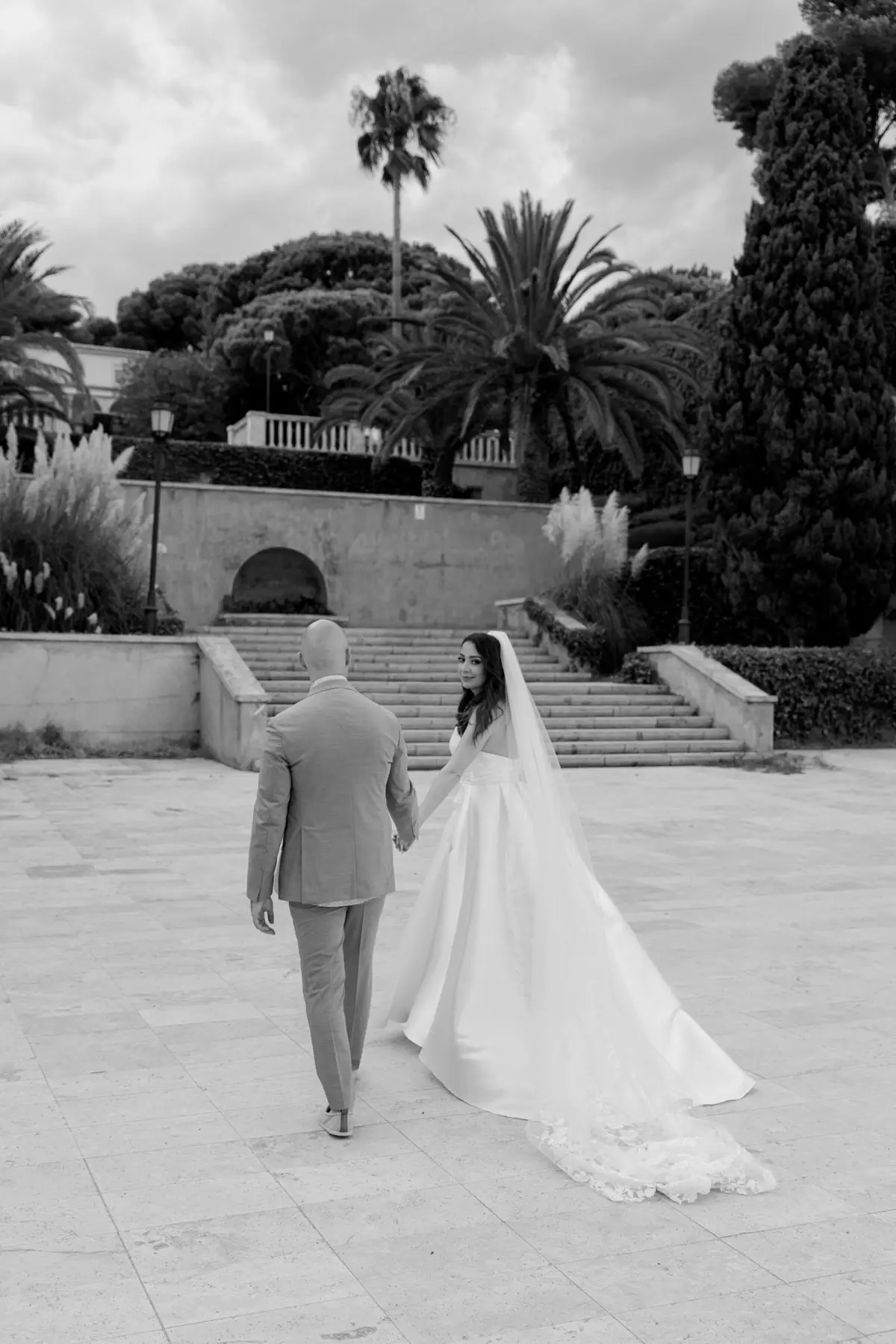 Novios caminando juntos en S’Agaró, fotografía en blanco y negro