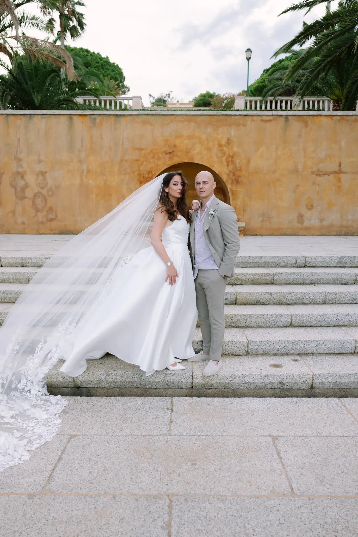 Pareja de novios en las escaleras de Hostal de La Gavina, S’Agaró