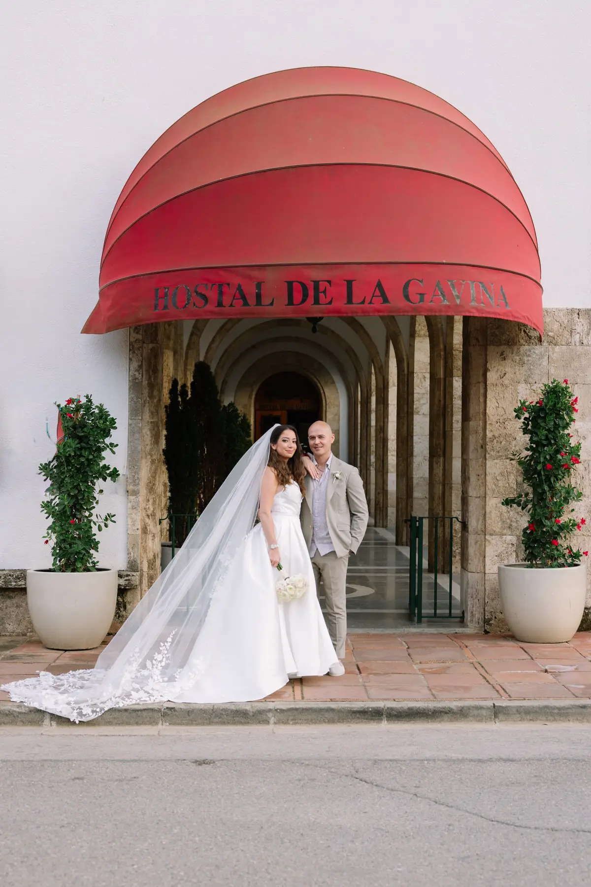 Novios ante la entrada de Hostal de La Gavina en S’Agaró