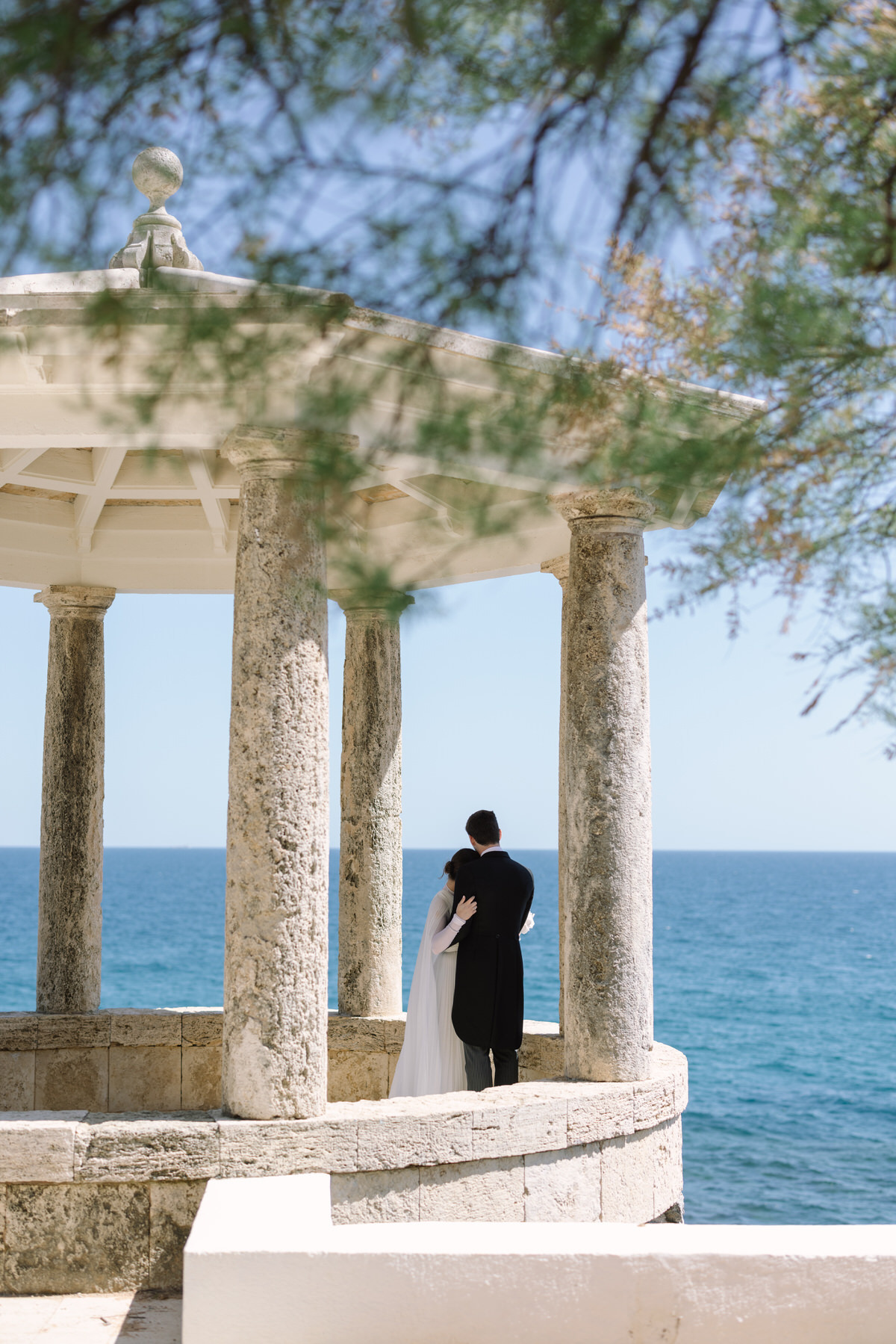 Pareja de novios mirando el mar en una boda en Costa Brava