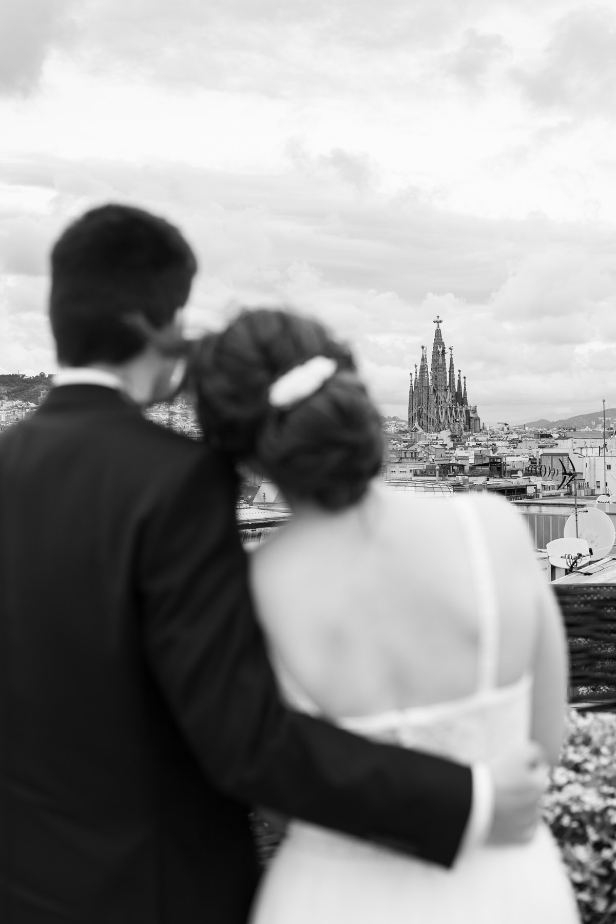 Novios de espaldas mirando la Sagrada Familia en una boda en Barcelona