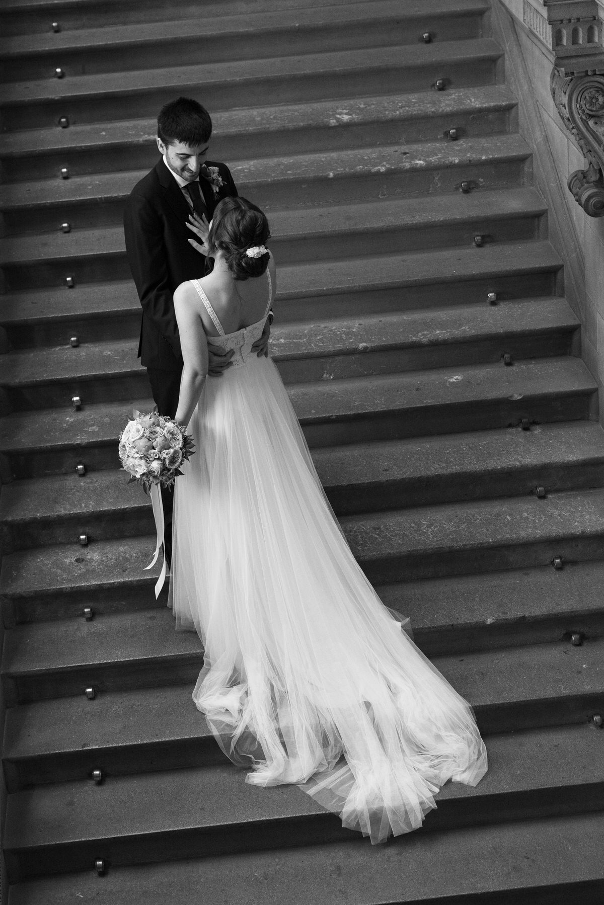 Pareja de novios en una boda en el Ajuntament de Barcelona