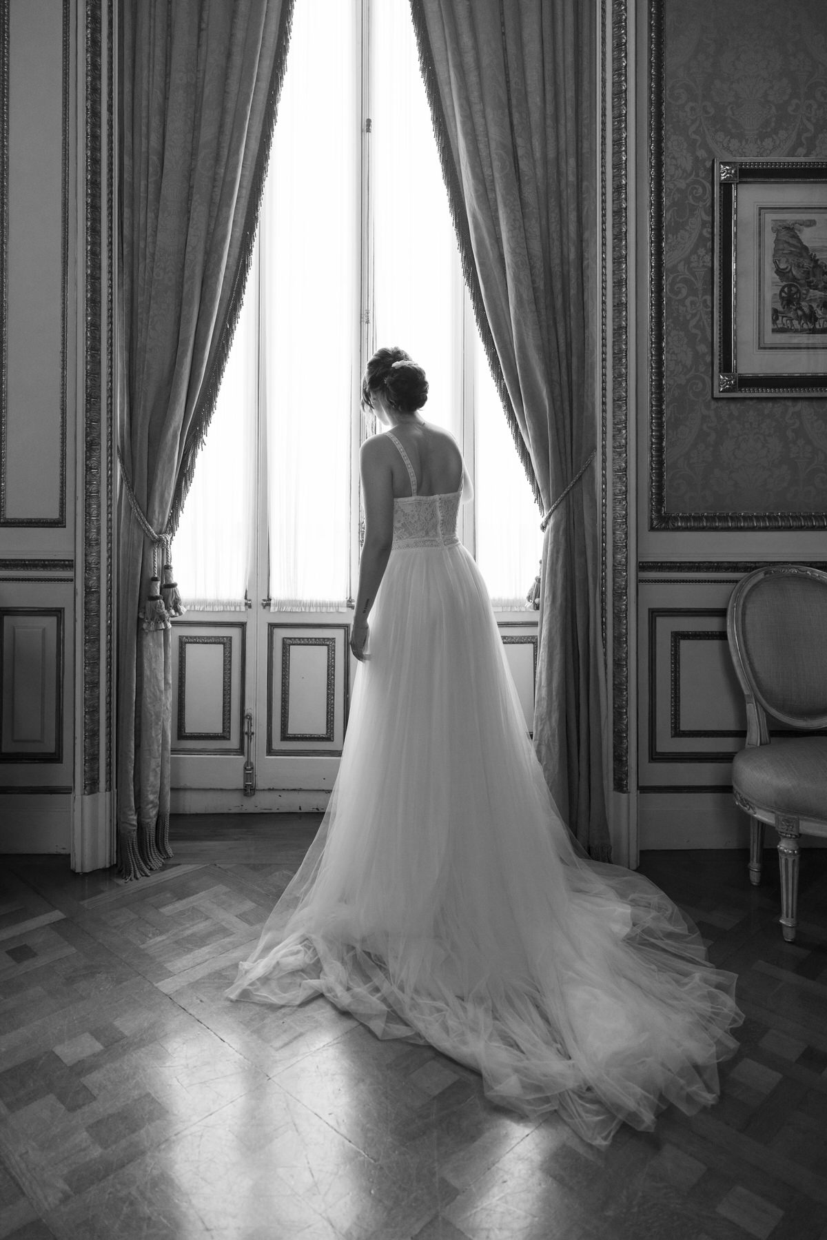 novia mirando por la ventana en una boda en el Ajuntament de Barcelona