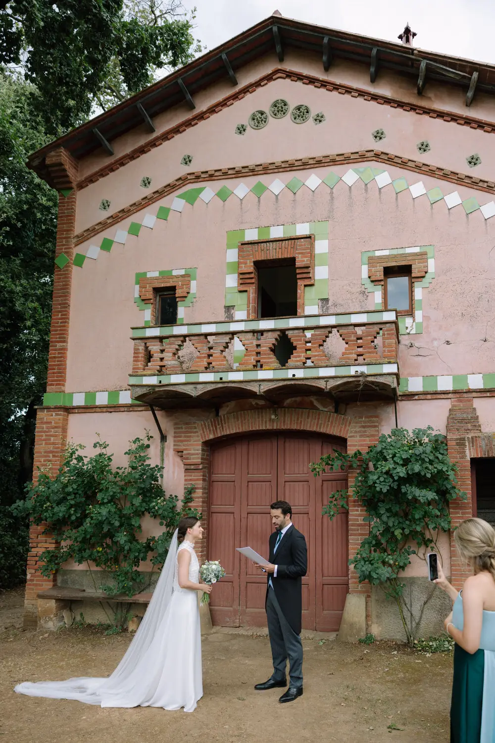La Roureda, Sant Pere de Vilamajor: fotos, precios y opiniones 14 Novia con vers del padri en casa rosa de la roureda