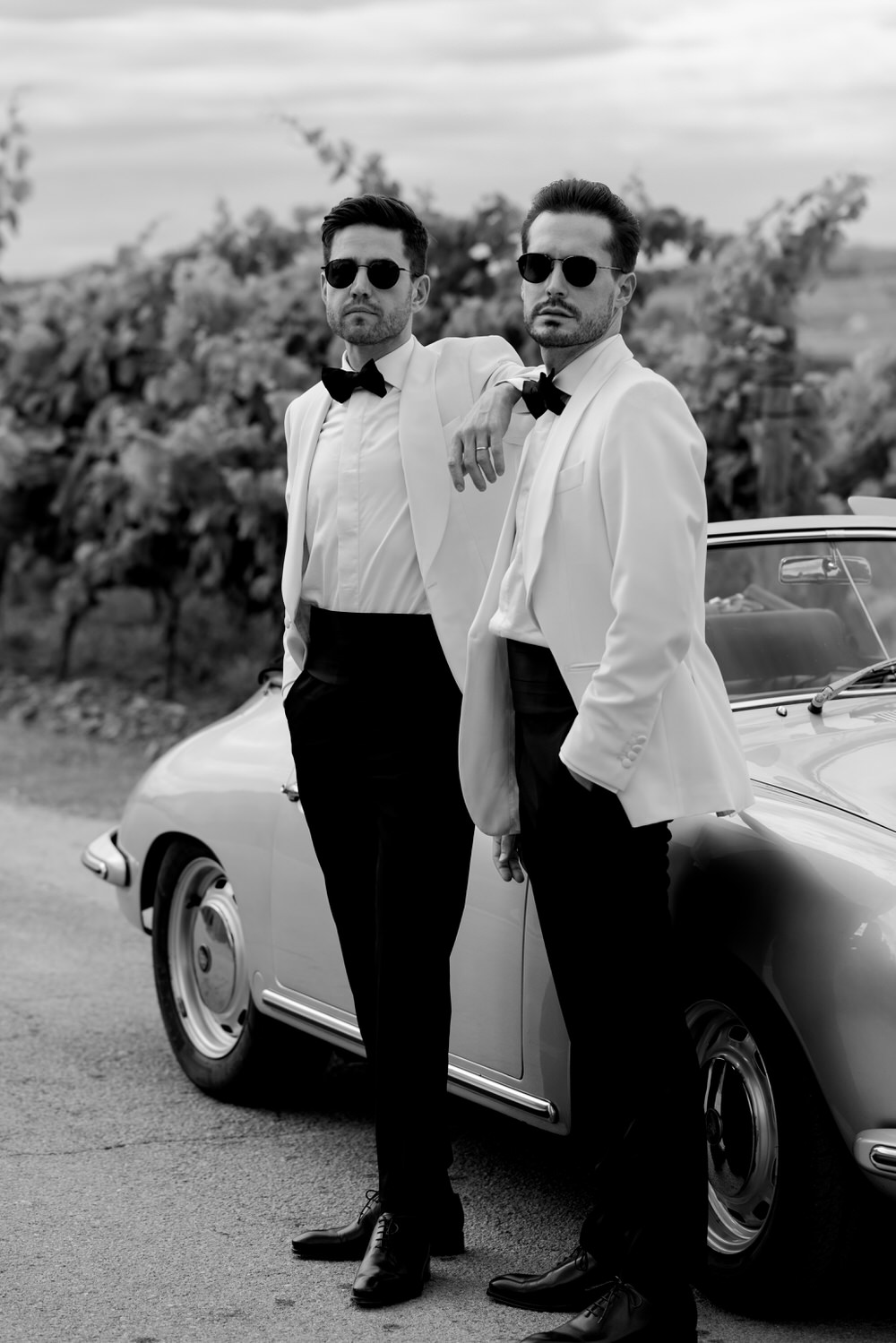 Foto de una pareja de novios gay