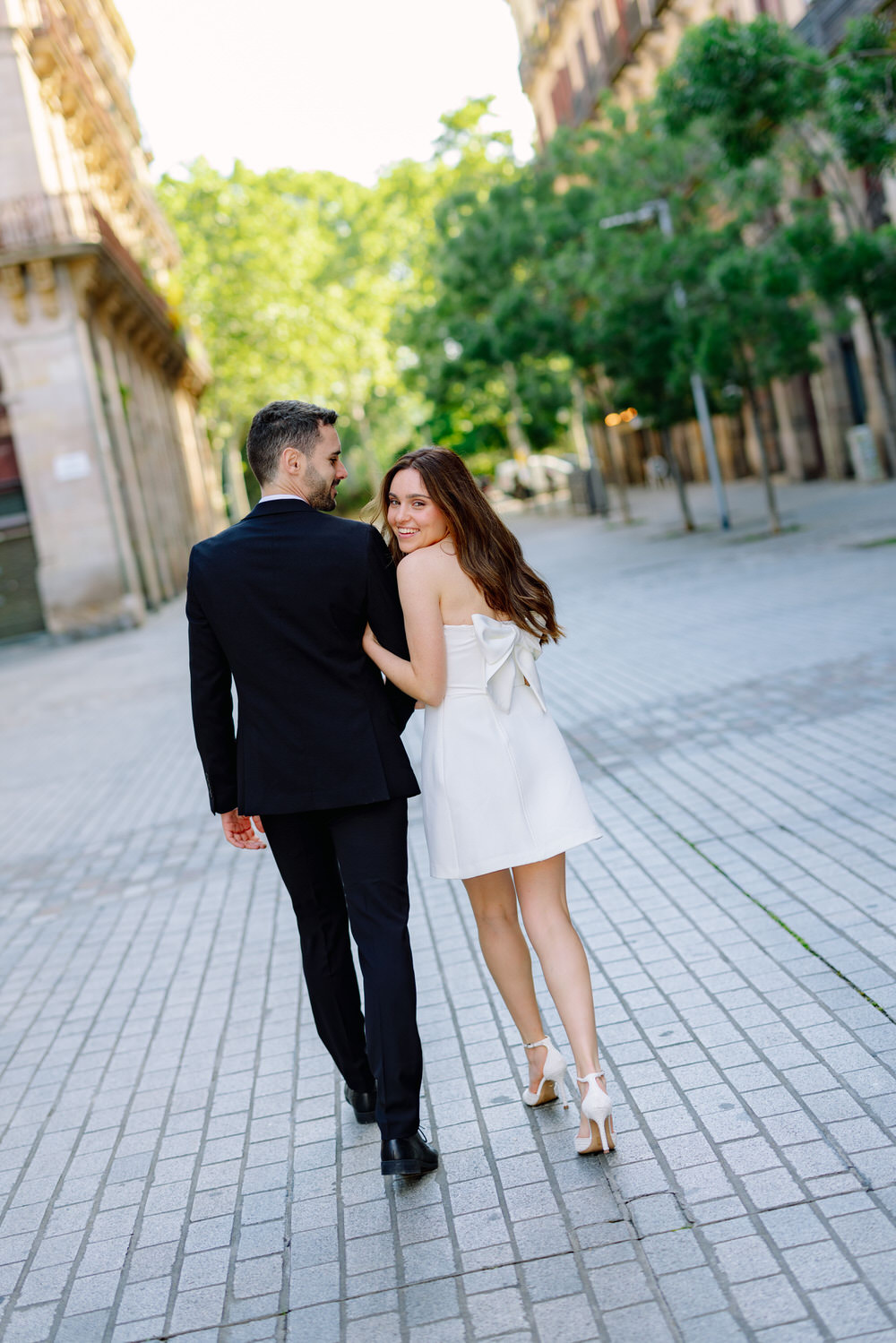 una pareja de novios en barcelona