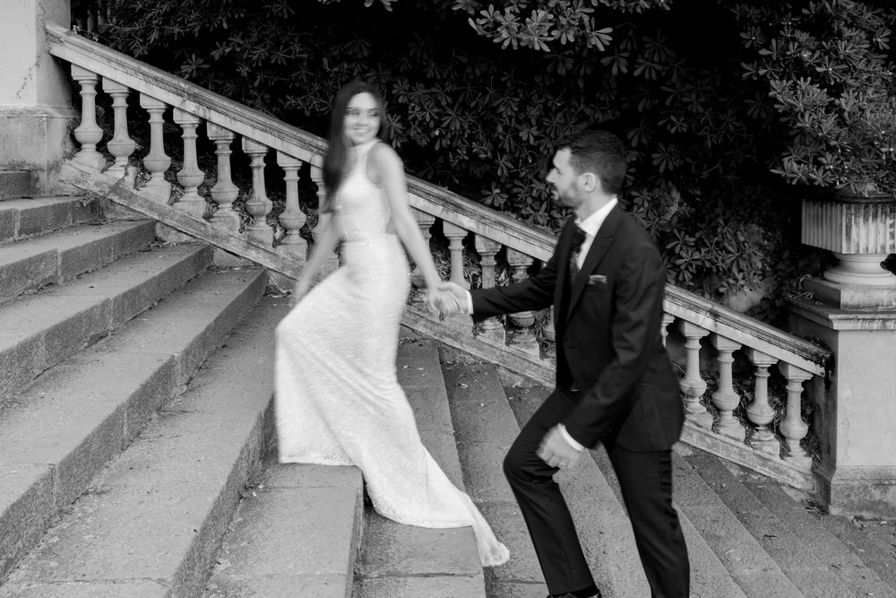 novios subiendo una escalera