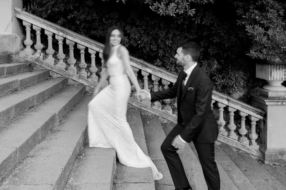 novios subiendo una escalera