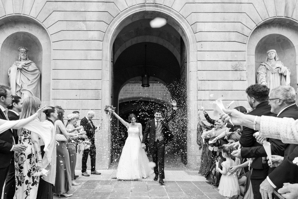 novio saliendo del ayuntamiento de barcelona