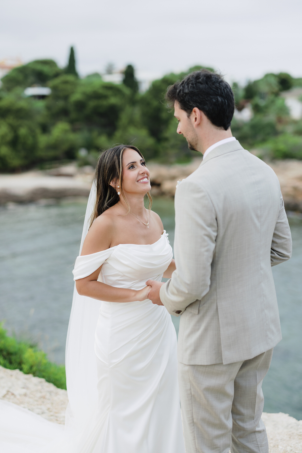 novios delante del mar